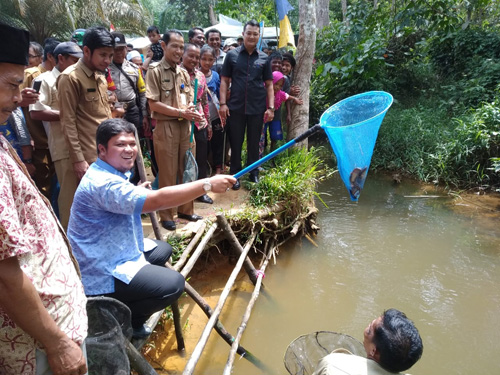 Ketua DPRD Andi Putra Marawang dan Apresiasi Upaya Masyarakat Desa Sikijang